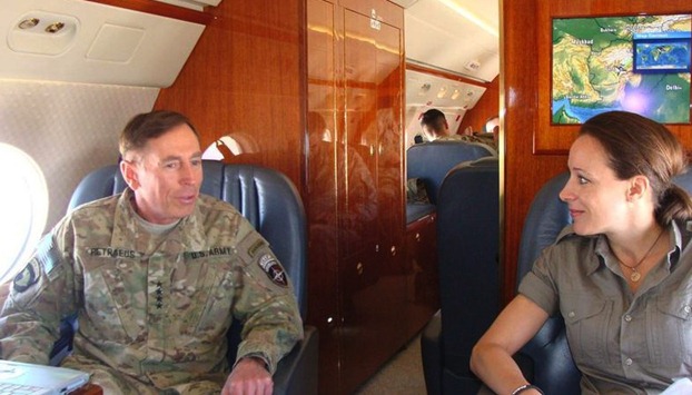 paula-and-petraeus CIA局长与情人